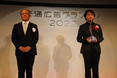  グランプリを受賞したサントリーホールディングスの水口氏（右）とジェイアール東日本企画の赤石社長