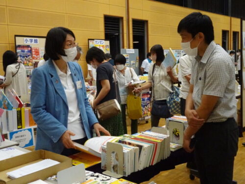  司書らに交じり説明に聞き入る倉敷市の伊東香織市長