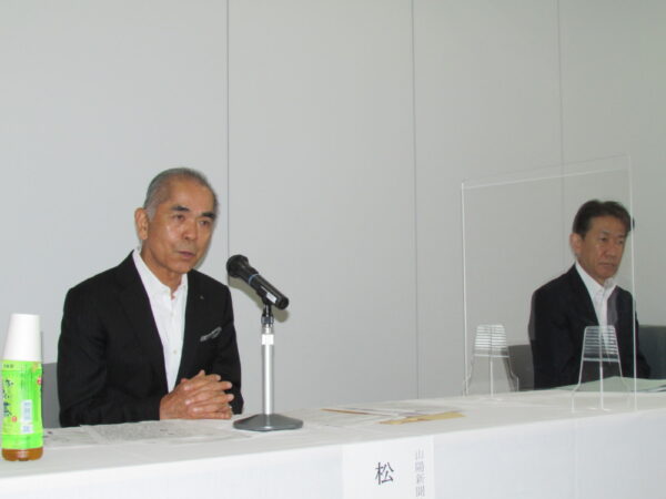  会見した山陽新聞社・松田正己社長（左）と山陽新聞山陽会・加藤辰彦代表理事