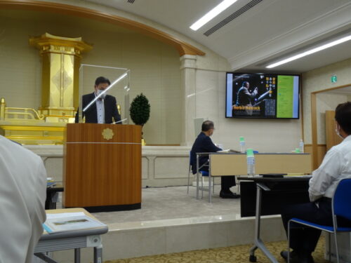  ［東京］『WORLD SEIKYO（ワールドセイキョウ）VOL・3』を説明する石橋局長（写真左）