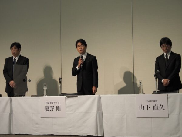  夏野社長（中央）と村川取締役（左）、山下代表取締役