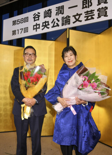  受賞した青山さん（左）と吉本さん（写真は中央公論新社提供）