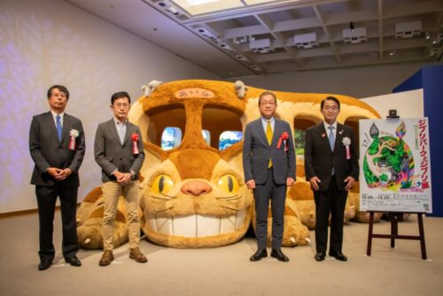  「ジブリパークとジブリ展」開会式の様子。左が中日新聞社・大島社長