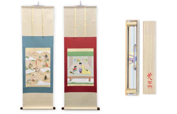  松本大洋複製原画イラスト掛け軸「犬王」（左）と高野文子複製原画イラスト掛け軸「平家物語」、右はロゴ入り桐箱