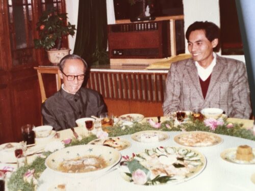  溥傑さん（左）と筆者。北京 北海公園のレストラン「仿膳」にて。