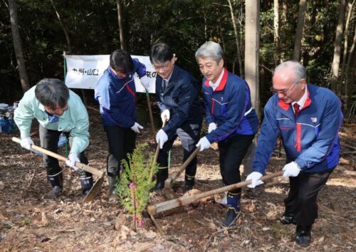  山口市で開催された植樹式で苗木を植える国松社長（右から2人目）と伊藤和貴市長（同３人目）