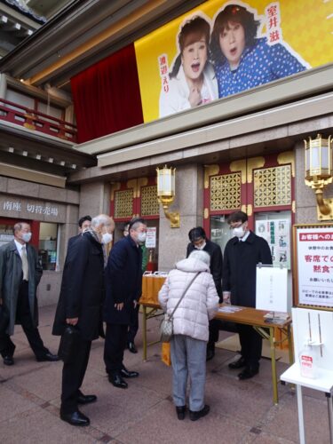  書店夫人を迎える京都トーハン会世話人ら