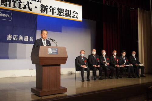  あいさつする書店新風会・大垣会長（写真左）