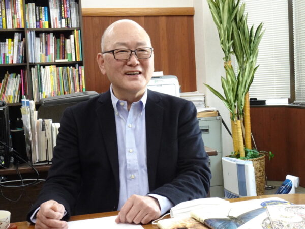  そね・りょうすけ氏　1952年京都市出身。大学まで京都で過ごし、77年三省堂書店入社。79年化学同人入社。編集、営業各セクションを経て97年代表取締役社長に就任。