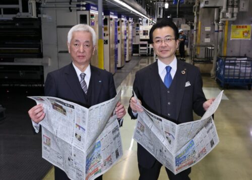  委託拡大を控えた２月21日、朝日新聞社の中村史郎社長（写真右）と河北新報社の一力雅彦社長（同左）が河北新報印刷センターを訪れ、新しい輪転機などを視察した。