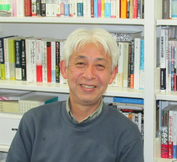  ふたぎ・かずお氏　1963年生まれ、石川県出身。85年金沢大学法学部卒業後、毎日新聞社入社。阪神支局を皮切りに大阪社会部、東京社会部などを経て、2001年中部本社報道センター副部長、阪神支局長、13年から論説委員、16年論説副委員長。18年4月に近畿大学教授に就任。神戸支局長時代には、阪神・淡路大震災で後遺障害を負った人々を巡る「震災障害者」問題キャンペーン報道で、第18回「坂田記念ジャーナリズム賞特別賞」を受賞。携わった著書には、『オウム「教祖」法廷全記録』（全8巻）、『オウム事件取材全行動』などがある（共に毎日新聞社会部編）。