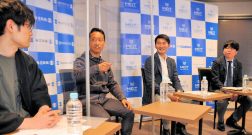  毎日共生会議で意見を交わす（左から）司会の荻上チキさん、岩田朋之さん、山本康太さん、岩壁峻記者