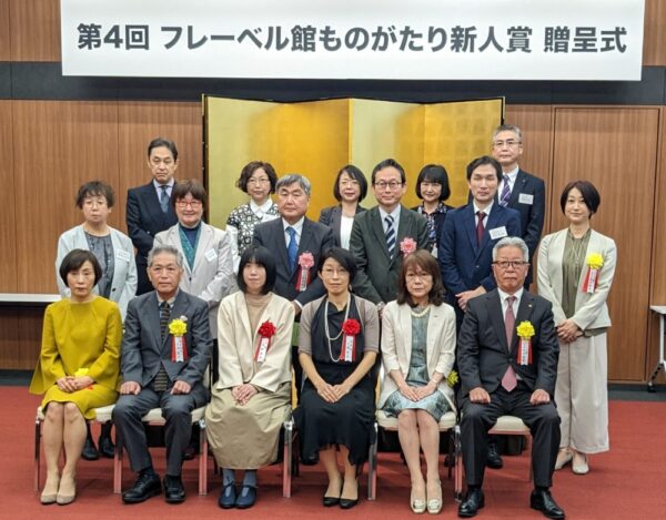  前列右から吉川社長、高楼方子（選考委員）、小路、戸部、山本、石井睦美（選考委員）の各氏