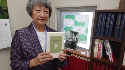  自著の『ナイチンゲールの看護覚え書』を手にした金井一薫氏（ナイチンゲール看護研究所、2023年5月13日、筆者撮影）