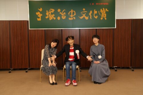 記念撮影に臨む（左から）入江喜和さん、楳図かずおさん、やまじえびねさん＝朝日新聞社提供