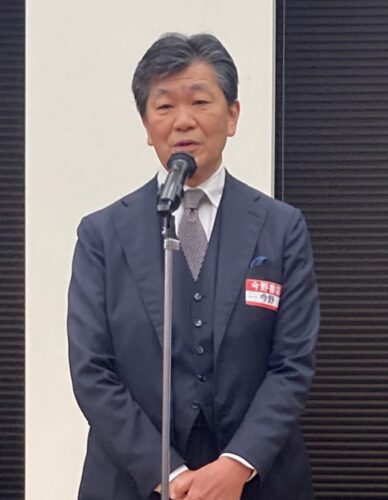  あいさつする今野英治社長