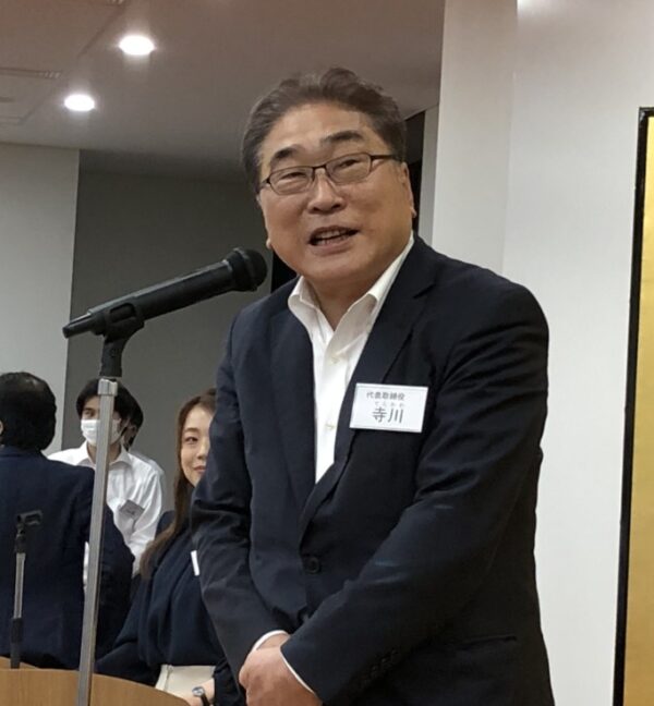  あいさつする寺川社長