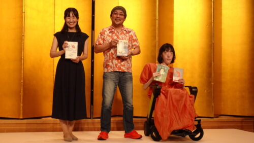  （右から）芥川賞の市川さん、直木賞の垣根さん、永井さん
