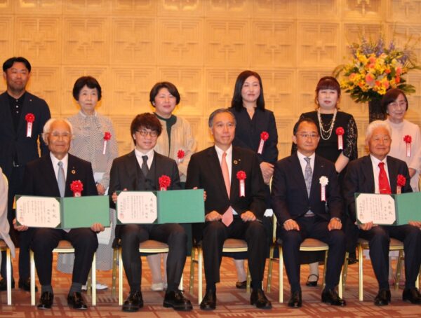  （前列左から）塚越さん、新海さん、阿部長野県知事、小坂社長、山岸さん
