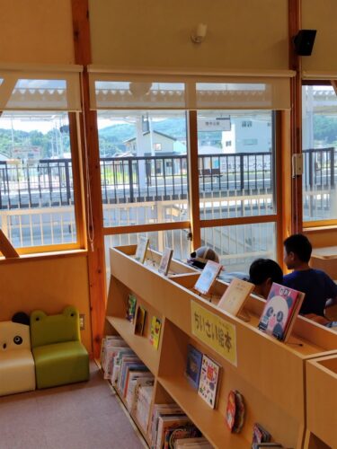  山田町立図書館から山田駅を望む