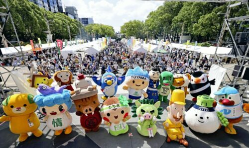  全国各地のご当地キャラクターが特設ステージに集結し、まつりを盛り上げた