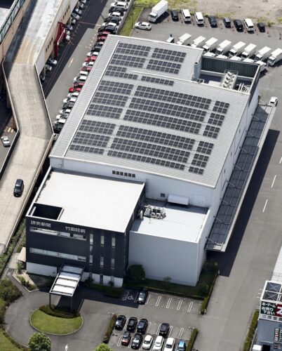  太陽光発電設備が設置された読売新聞清須工場（愛知県清須市で、読売新聞社ヘリから）