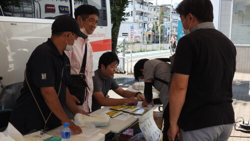  堺市の会場で受付に当たる日販協近畿関係者（日販協近畿提供）