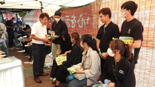  ベトナム人奨学生に献血申し込みを説明する尾西支部長（左）＝日販協近畿提供