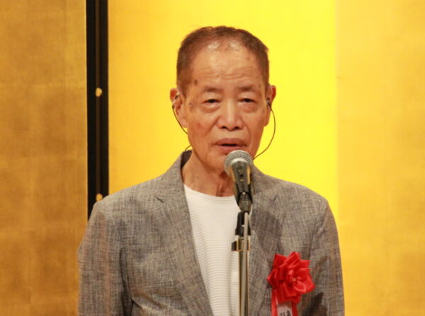  あいさつをする角川社長