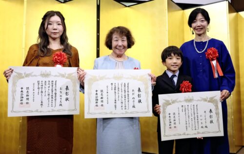  「書店員が選ぶ絵本新人賞」の贈呈式で、記念撮影に臨む（左から）特別賞のおなのりえさん、大賞のただのぶこさん、特別賞のにいたさん、ホッシーナッキーさん（11月15日、東京都千代田区で）