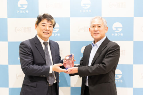  トヨクモ社の社長（左）から盾を受け取る毎日新聞東京本社の井本人事部長