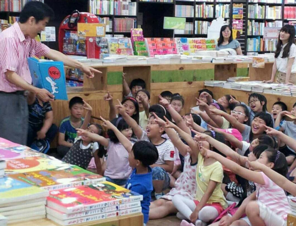  書店見学プログラムで絵本の読み聞かせに呼応する子供たちの姿