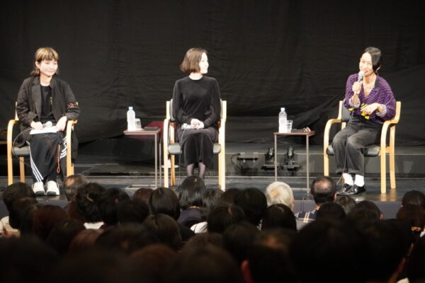  「私が読者になる時間（とき）」をテーマに話す（右から）西さん、村田さん、坂上さん