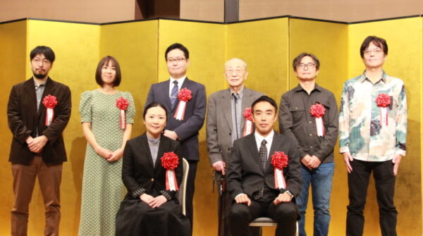  前列左からミステリ短編賞受賞の水見さん、鮎川哲也賞優秀賞受賞の小松さん。後列は選考委員各氏