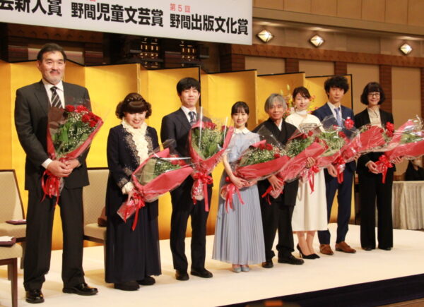  左から受賞者の福澤さん、黒柳さん、藤井さん、芦田さん、はやみねさん、九段さん、朝比奈さん、川上さん