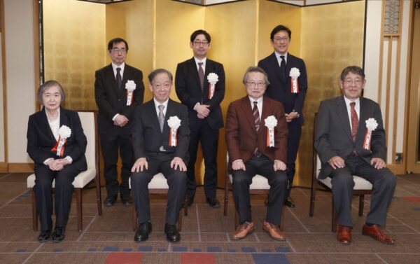  朝日賞を受賞した（前列左から）戒能民江さん、島薗進さん、倉谷滋さん、宮坂力さん、（後列同）大佛次郎賞の平山周吉さん、大佛次郎論壇賞の五十嵐元道さん、朝日スポーツ賞の野球日本代表を率いた栗山英樹さん（朝日新聞社提供）