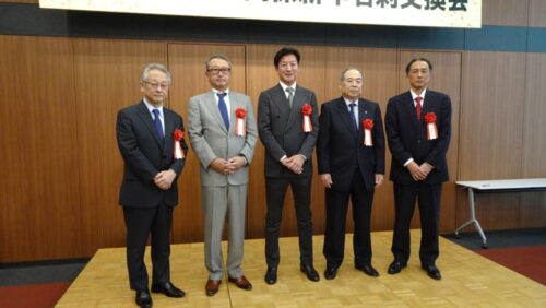  （左から）小野寺理事長、近藤会長、野間会長、堀内理事長、矢幡会長