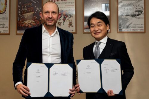 Joint Venture Agreement 署名式の様子。左からJulien Papelier氏（MP）、夏野剛氏（KADOKAWA）