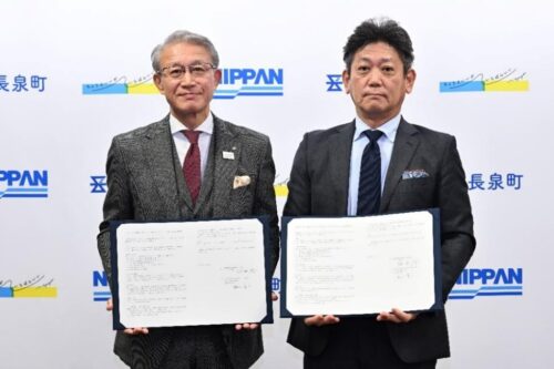  長泉町・池田修町長（左）と日販・奥村景二社長（日本出版販売・提供）