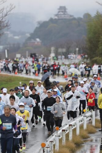  犬山城を背に力走を見せるランナーたち