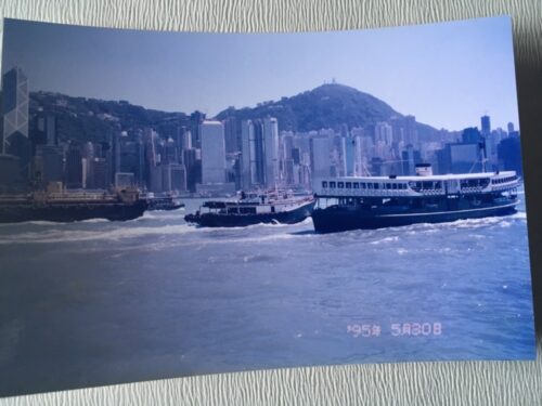  香港ビクトリア湾とフェリー(筆者撮影)