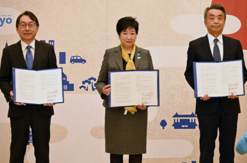  覚書を手にする（左から）村岡社長、小池知事、浜田会長（３月５日、東京都庁で）