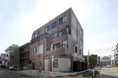  新聞販売店から賃貸マンションにコンバージョン（用途変更）された建物＝東京都板橋区で