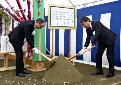  地鎮祭で鍬入れするグループ本社の山口社長（左）と東京本社の村岡社長