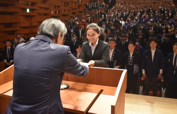  入会証を受け取るヘン・センホーンさん