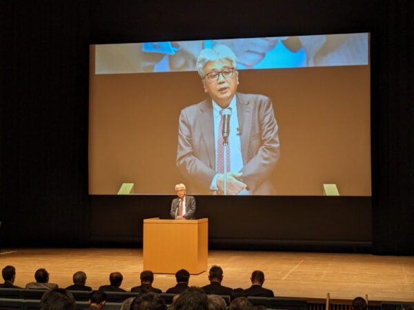  あいさつに立つ井口社長