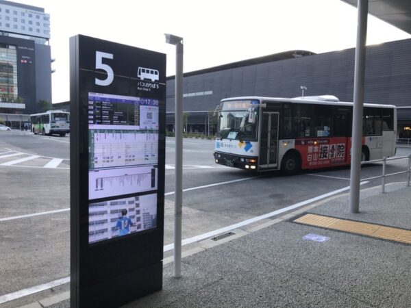  熊本駅前バス停にも導入