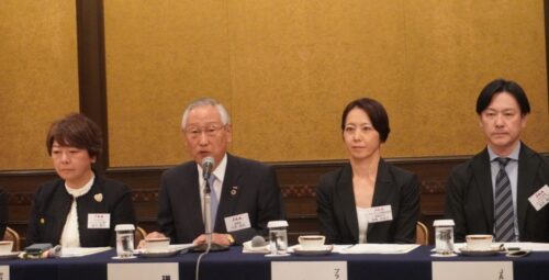  今年度の抱負を語る川村理事長（左から２人目）