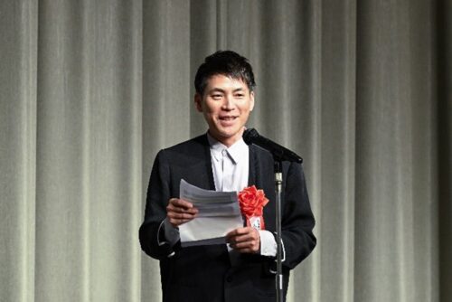  毎日デザイン賞を受賞し、あいさつする重松象平氏