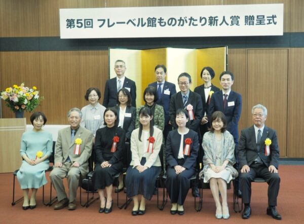  前列右から吉川社長、選考委員の高楼氏、受賞者の丹野さん、庭野さん、森川さん、選考委員の山本氏、石井氏
